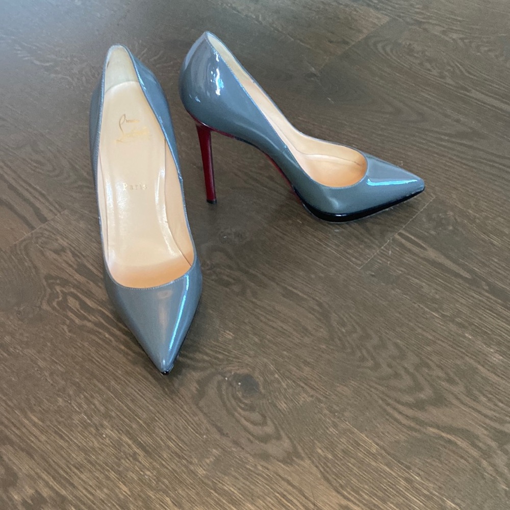 CHRISTIAN LOUBOUTIN grey patent leather heels - sz 39